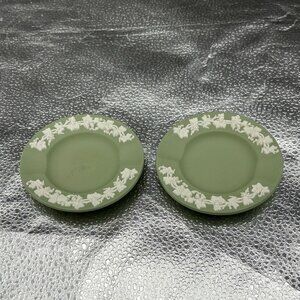 VTG Wedgwood‎ Green Jasperware Ashtrays set of 2 White Grapevine Relief Design
